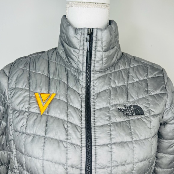 The North Face Women's Silver Quilted Puffer Jacket - Picture 2 of 8